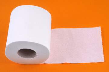 Rouleau de papier toilette en gros plan sur fond orange
