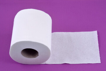 Rouleau de papier toilette en gros plan sur fond rose