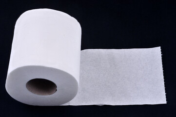 Rouleau de papier toilette en gros plan sur fond noir