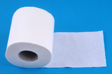 Rouleau de papier toilette en gros plan sur fond bleu