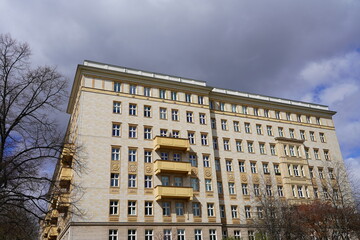Fototapeta premium DDR-Architektur in Berlin, sonnig Wohnanlage in der Berliner Karl-Marx-Allee im Zuckerbäckerstil