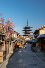 日本 京都 八坂の塔の春と桜景色