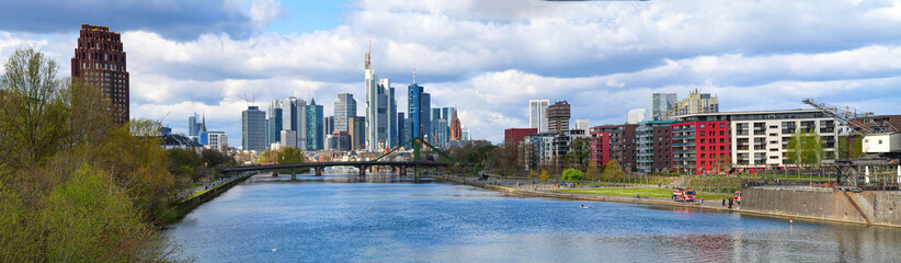 Fototapeta na wymiar Frankfurt am Main, Blick auf Skyline und Main