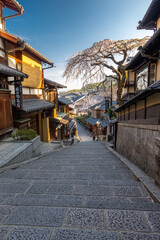 Naklejka premium 日本 京都 産寧坂の春と桜景色