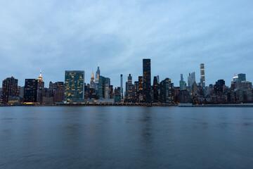 Fototapeta premium Evening Midtown Manhattan Skyline along the East River in New York City