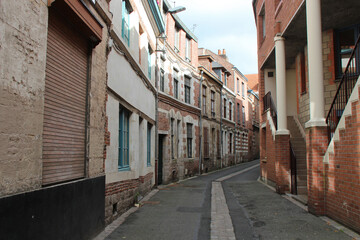 Fototapeta na wymiar alley and houses in lille (france)