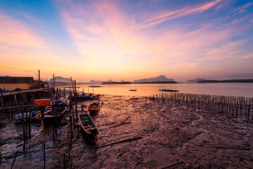 Fototapeta na wymiar Beautiful sky in the morning during sunrise and fisherman longtail boats
