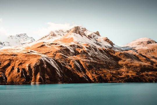 Bergseelandschaft vom Lac de Moiry ein Stausee auf dem Gebiet der Gemeinde Anniviers im Schweizer Kanton Wallis