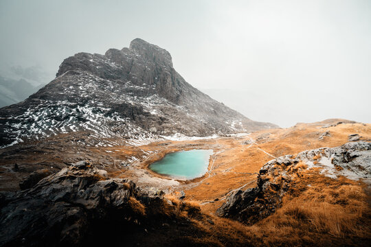 Riffelsee Bergsee oberhalb von Zermatt am Fu&szlig; des Riffelhorns im Kanton Wallis bei dicken Wolken ohne Sicht