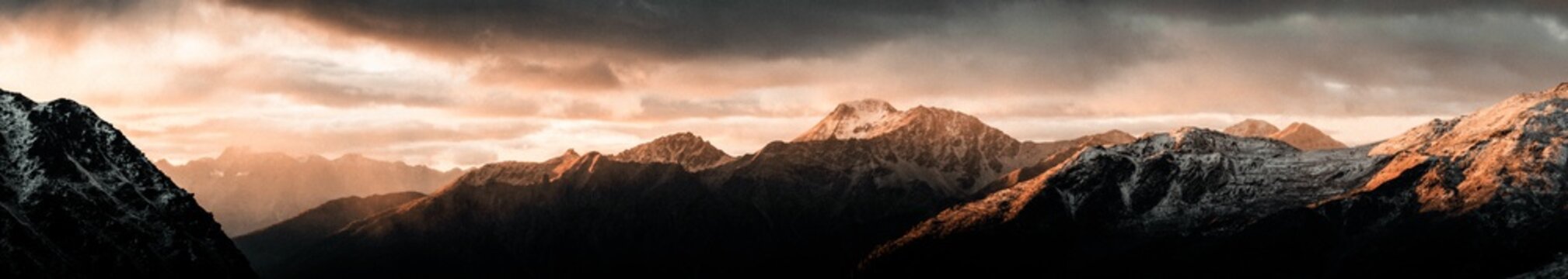 Alpenpanorama bei Sonnenaufgang auf dem Gipfel eines Berges