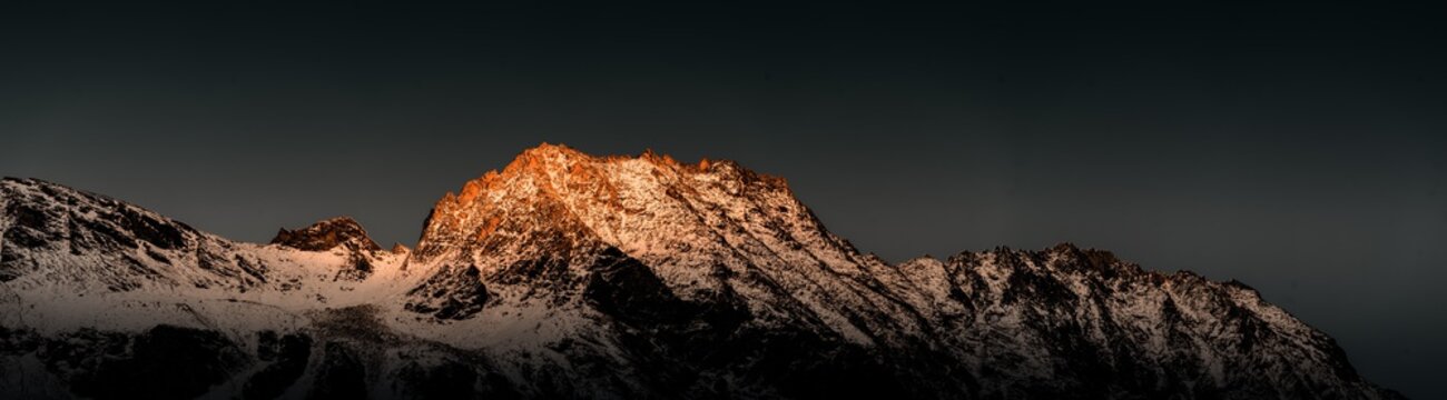 Panorama von Berggipfeln mit Alpengl&uuml;hen