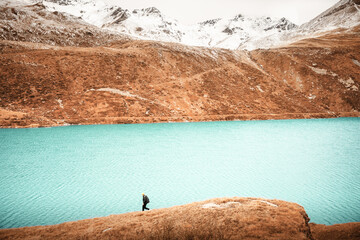 Person wandert alleine am Lac de Moiry im Schweizer Kanton Wallis