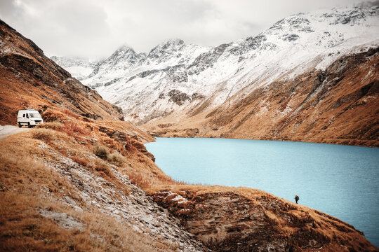 Person wandert alleine am Lac de Moiry im Schweizer Kanton Wallis