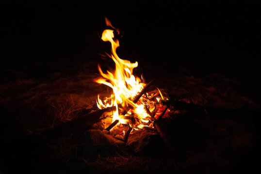 hoguera fuego amarillo monta&ntilde;a