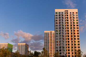 Obraz premium A new district of Moscow stretching into the distance. High apartment buildings on the background of the sky with clouds.