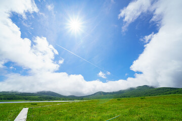 雄国沼と太陽と飛行機雲　福島裏磐梯