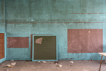 Obraz na płótnie Canvas Abandoned classroom in soft tones, view of chalkboard