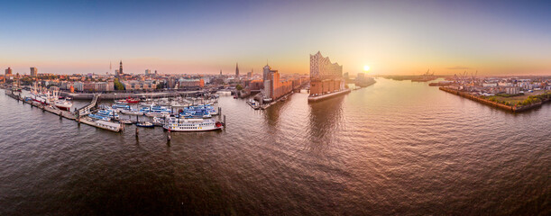 Sonnenaufgang über Hamburg mit Blick auf dem Hafen