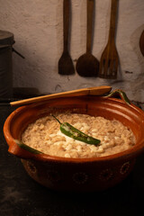 olla de frijoles refritos con chile y queso mexicanos