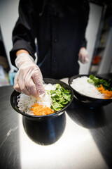 Préparation d'une salade dans un restaurant asiatique avec de la salade et des phat thai