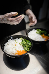 Préparation d'une salade dans un restaurant asiatique avec de la salade et des phat thai