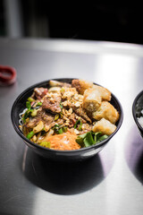 Salade de Nems avec des pat thaïlandaise dans un bol noir dans un restaurant asiatique