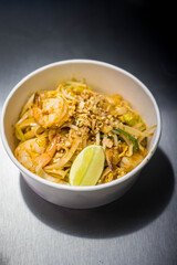 Préparation de pat vietnamien au crevette dans un restaurant asiatique