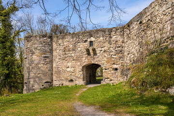 Fototapeta na wymiar Burgruine Löwenstein, Torhaus (11. Jahrhundert) im Frühling - Löwenstein - Baden Württemberg. / Castle ruin Löwenstein, gatehouse (11th century) in spring - Löwenstein - Baden Wuerttemberg. 