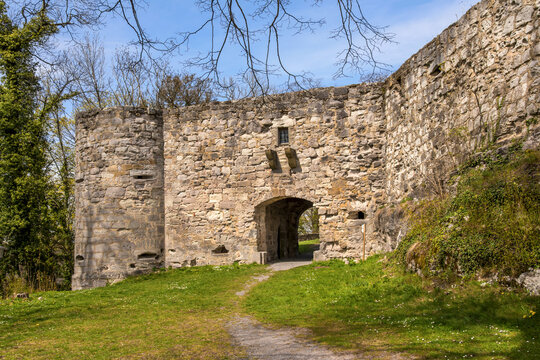Burgruine Löwenstein, Torhaus (11. Jahrhundert) im Frühling - Löwenstein - Baden Württemberg. / Castle ruin Löwenstein, gatehouse (11th century) in spring - Löwenstein - Baden Wuerttemberg. 