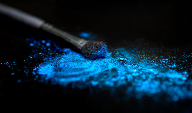 Nlue eye shadow powder with a brush