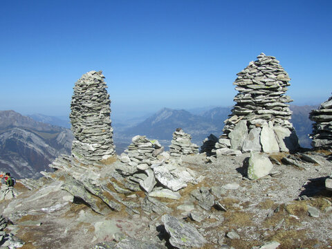 A group of cairns on the Pizol above the 'Schwarzensee'.