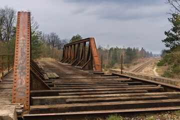 Stary, nieużytkowany most kolejowy.