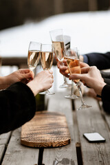 Trinquer et célébrer ensemble avec du champagne