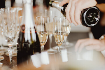 Trinquer et célébrer ensemble avec du champagne