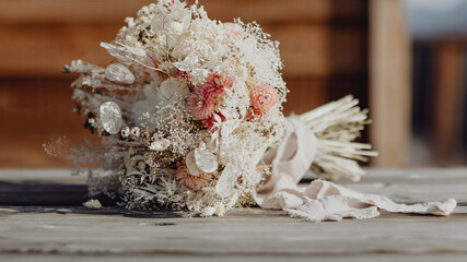 Le bouquet de la mariée en fleurs séchées