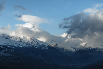 Paysage de montagne enneigé et vue sur le massif du Mont Blanc
