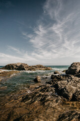 Fototapeta na wymiar praia com pedras no mar da bahia