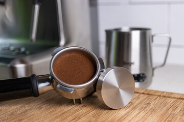 Przygotowywanie kawy w ekspresie