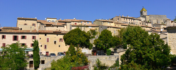 Panoramique Aurel (84390) et ses jardins sous ciel bleu, d&eacute;partement du Vaucluse en r&eacute;gion Provence-Alpes-C&ocirc;te-d'Azur, France