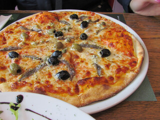 Pizza de anchoas con aceitunas negras