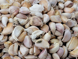 A lot of garlic in the pan