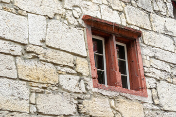 Fototapeta na wymiar Fenster und Steinmauer in Aarau, Schweiz