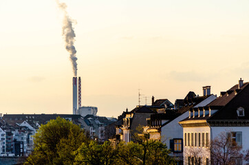 Cheminée et CO2 en ville de Bâle, Suisse