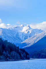 Obraz premium Snow Mountains and Capilano Lake in Vancouver British Columbia Pacific Northwest.