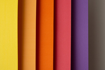 Composición simple de papel de colores en vertical