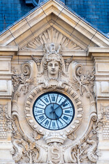 Détail de la façade et horloge de l'hôtel de ville de Suresnes, France