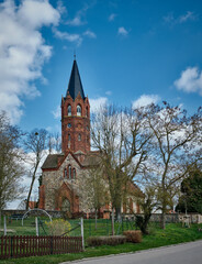 Fototapeta na wymiar Denkmalgeschützte Dorfkirche Altkünkendorf im Vorfrühling (Ansicht von Osten)