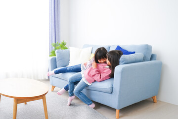 Fototapeta premium 楽しく遊ぶ小さな女の子たち