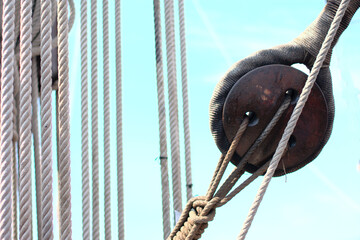 detail of an antique wooden rigging with ropes and knots on a classic sailboat. Sailing concept. © Fostock12