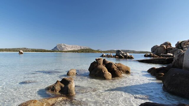 La bellisima Spiaggia di lu impostu, sabbia bianca e rocce , san teodoro , sardegna